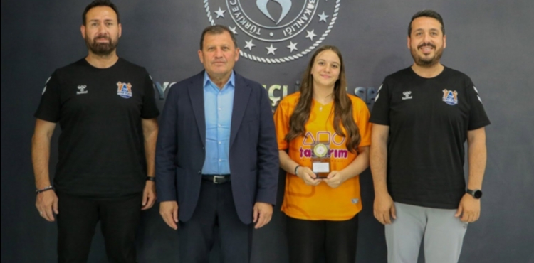Milli y�z�c� Berilay Batur'dan Bulgaristan'da �� madalya