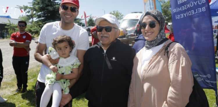 BA�KAN B�Y�KKILI�, YAZA MERHABA DO�A Y�R�Y��ܒNDE SPORSEVERLERLE B�R ARAYA GELD�