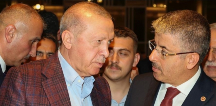 �OPURO�LU, CUMHURBA�KANI ERDO�AN �LE B�R ARAYA GELD�