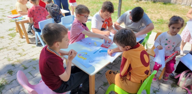 K�T�PHANE GEZ�YOR, �OCUKLAR HEM OKUYOR HEM E�LEN�YOR