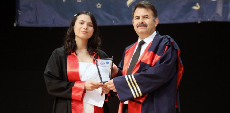 ER� E�itim Fak�ltesi Yeni Mezunlar�n� Verdi