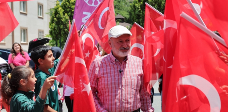BA�KAN �OLAKBAYRAKDAR: 