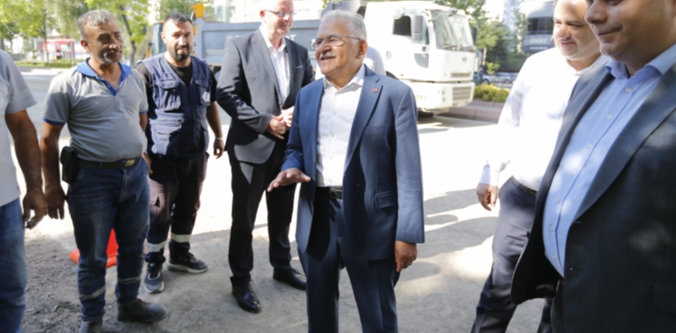 BA�KAN B�Y�KKILI�, G�NE SAHADA BA�LADI: ALTYAPI VE �STYAPI E� ZAMANLI YEN�LEN�YOR
