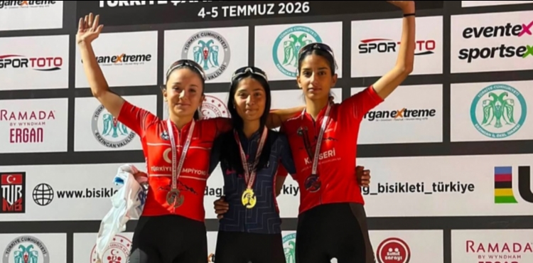 Kayserili bisiklet�iler Erzincan'da madalyalar� toplad�