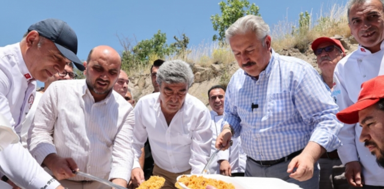 648. M�MAR S�NAN�I ANMA VE EVL�YALAR G�N� P�LAV ETK�NL��� G�N�LLER� B�R ARAYA GET�RD�