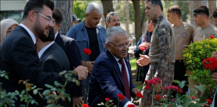 BA�KAN B�Y�KKILI�, 15 TEMMUZ�UN 10. YILINDA �EH�TLER� KAB�RLER� BA�INDA ANDI