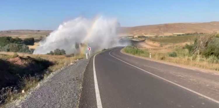 B�nyan�da su borusu patlad�, metrelerce y�kselen su kamerada