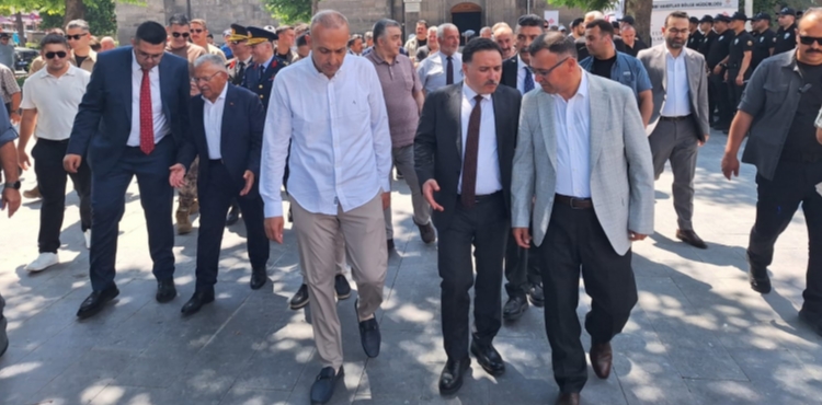 Kayseri Vak�flar B�lge M�d�rl���, 15 Temmuz Demokrasi ve Milli Birlik G�n��nde �ehitlerimizi Dualarla ve �kramlarla And�