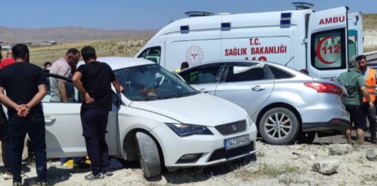 Kayseri�de iki otomobil �arp��t�: 2 �l�, 9 yaral�
