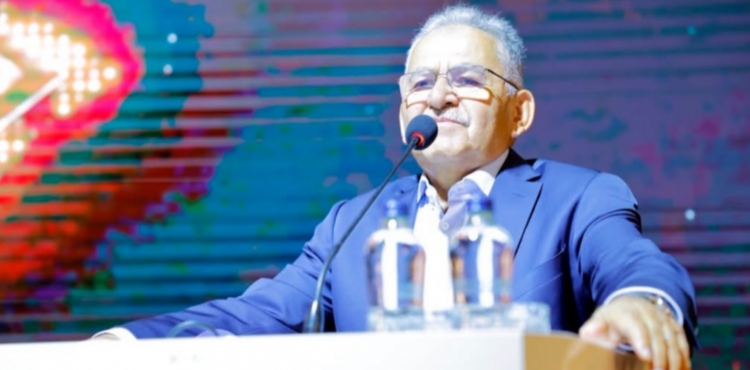 BA�KAN B�Y�KKILIǒA, ERC�YES MEDYA �D�LLER� PROGRAMINDA TE�EKK�R PLAKET�
