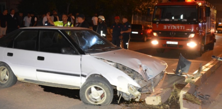 Kav�akta kald�r�ma �arpan otomobilin s�r�c�s� yaraland�