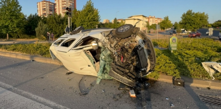 Kayseri�de hafif ticari ara� ile otomobil �arp��t�: 4 yaral�