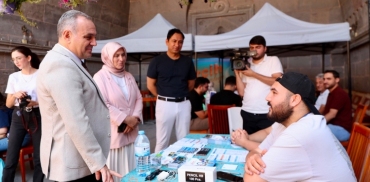 Rekt�r Prof. Dr. Fatih Altun, tercih dan��manl��� stand�nda ��rencilerle bulu�tu