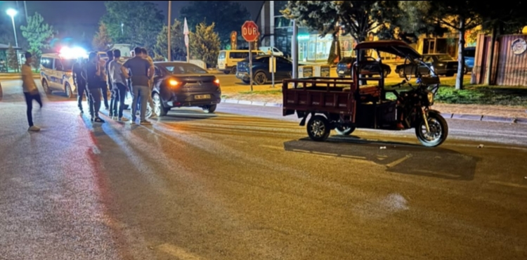 Otomobil ile 3 tekerlekli motosiklet �arp��t�: 1 yaral�