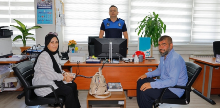 Cumhuriyet Meydan�'nda bulunan i�i d�viz dolu c�zdan sahibine teslim edildi