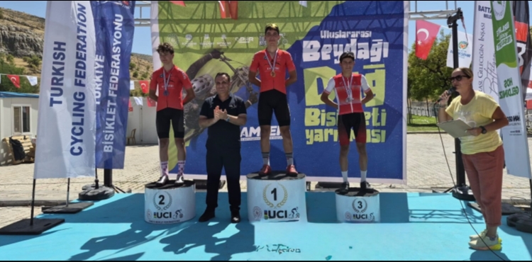 Gen� sporcu Metin U�ur�dan da� bisikletinde T�rkiye birincili�i