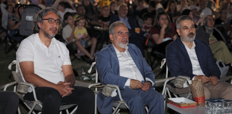TALAS�TA A�IK HAVA S�NEMASINDA SIRADA �EREN� VAR 