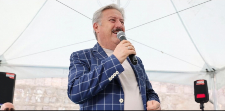 BA�KAN PALANCIO�LU A�IRNAS P�LAV �ENL��ݒNDE VATANDA�LARLA VE MUHTARLARLA B�R ARAYA GELD�