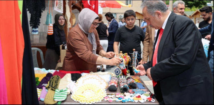 TALAS'IN MAHARETL� ELLER� SONBAHARA MERHABA D�YOR