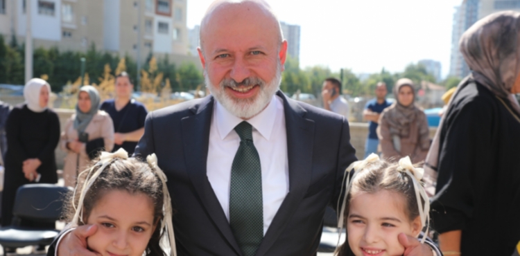 BAŞKAN ÇOLAKBAYRAKDAR, İLK DERS ZİLİNDE ÇOCUKLARIN HEYECANINA ORTAK OLDU