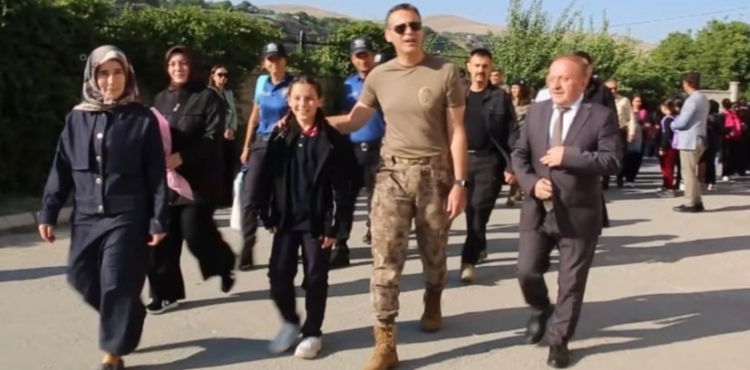 EMN�YET M�D�R� AYDIN, �EH�T KIZINI �LK DERS G�N�NDE OKULUNA BIRAKTI