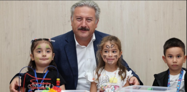 BA�KAN PALANCIO�LU ��RENC�LER�N OKUL HEYECANINI PAYLA�TI