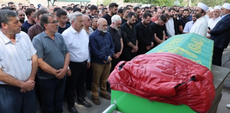 KAZADA BABASININ ARDINDAN HAYATINI KAYBEDEN HACI AL�, TOPRA�A VER�LD�