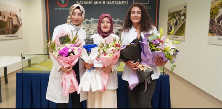 KAYSER� �EH�R HASTANES� AC�L TIP KL�N��ݒNDE 3 KADIN HEK�M UZMAN OLDU