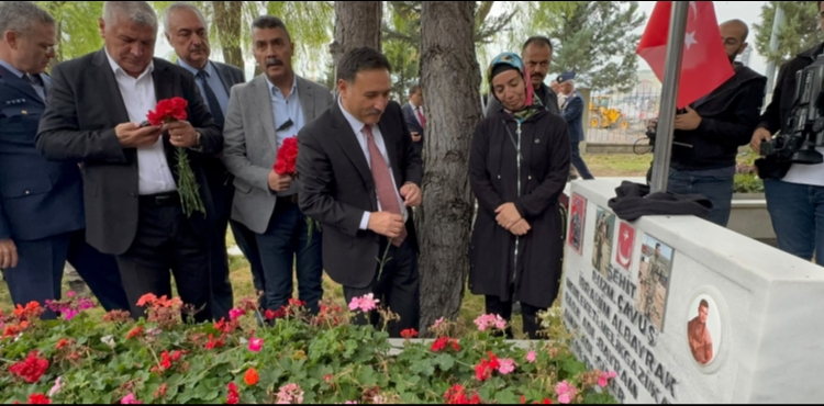 VAL� G�KMEN ���EK: B�Z�M GAZ�LER�M�Z HAYATTA YA�AYAN KAHRAMANLAR