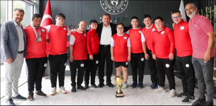 T�rkiye �ampiyonu �zel sporculardan Kabakc��ya ziyaret