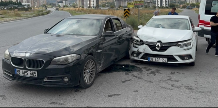 Kayseri�de iki otomobil �arp��t�: 2 yaral�