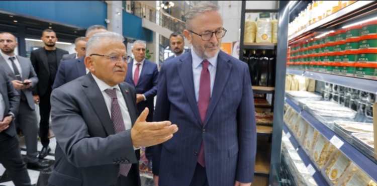 BA�KAN B�Y�KKILI�, BAKAN YARDIMCISI YILMAZ�I M�LLET BAH�ESݒNDE A�IRLADI