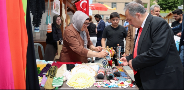 BU PAZAR MAHARETL� ELLER VAR