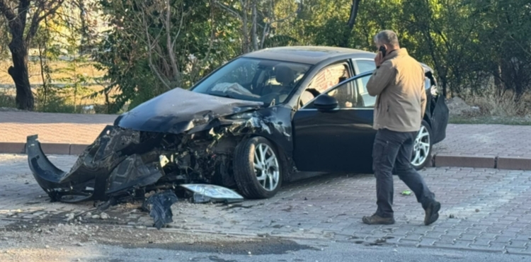 KAYSERݒDE M�N�B�S �LE OTOMOB�L �ARPI�TI: 2 YARALI