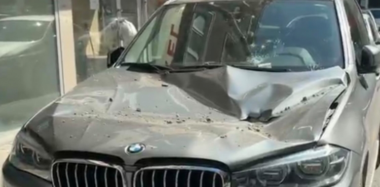 Kayseri�de binadan d��en beton par�alar� l�ks araca zarar verdi