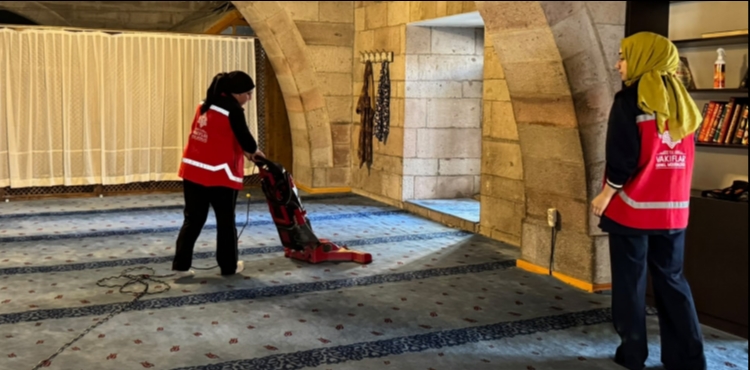 KAYSERݒDE VAKIF MEDEN�YET�N�N TEM�ZL�K GELENE�� S�RD�R�L�YOR