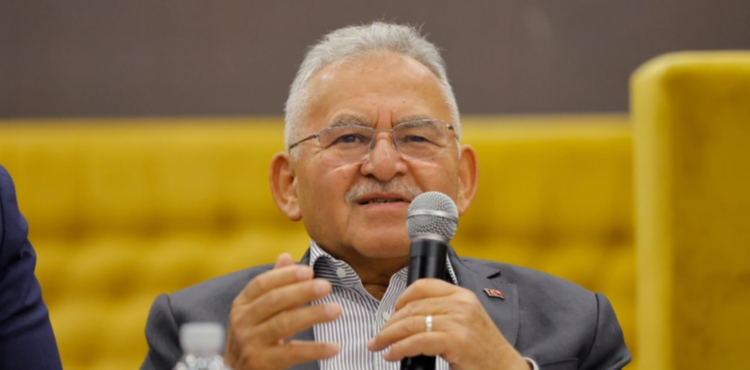 BA�KAN B�Y�KKILI�, TIP FAK�LTES� ��RENC�LER�YLE B�R ARAYA GELD�