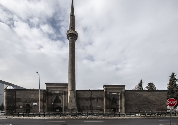 Tarihi caminin minaresi tehlike arz ediyor
