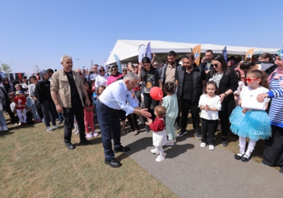 BAKAN BYKKILIǒIN 23 NSAN HEDYES 2NC OCUK KTAP FUARI VE ENL, MNKLERLE DOLDU TATI