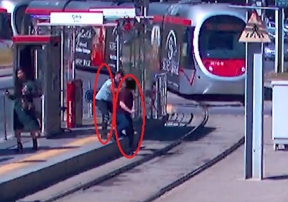 Tramvay fark etmeyip karya gemek isteyen vatanda, gvenlik grevlisi kurtard