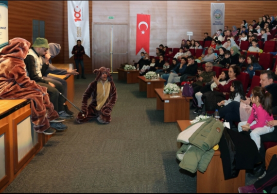 BA�KAN AMCA�DAN �OCUKLARA KARNE HED�YES� 