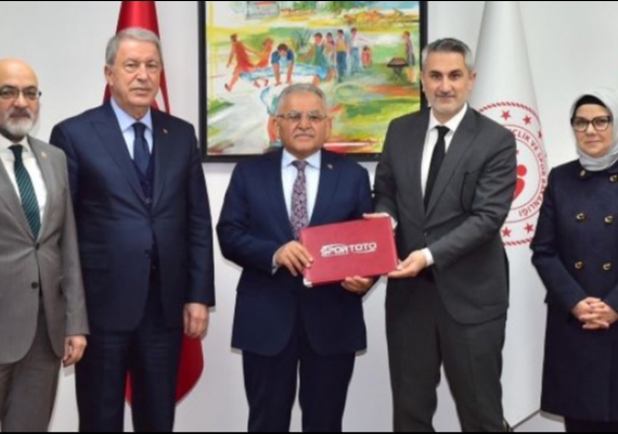 BA�KAN B�Y�KKILIǒTAN KAYSER� SPORUNA DEV HAMLE: BA�KENTTE �MZALAR ATILDI