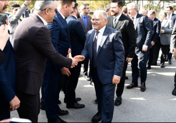 BA�KAN B�Y�KKILI�, TOPLU �� S�ZLE�ME T�RENݒNDE, PERSONEL�N SEV�NC�NE ORTAK OLDU