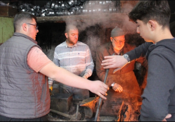 �� ku�ak ayn� d�kkanda demir d�v�yor