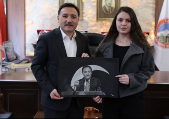 Gen� ressamdan Vali �i�ek�e portre