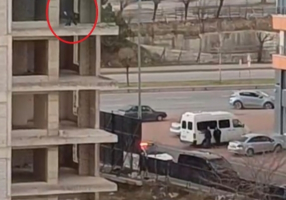 �ntihar giri�iminde bulunan �ah�s, kendisini ikna etmeye �al��anlara ta� f�rlatt�