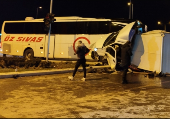 Yolcu otob�s� ile kamyonet �arp��t�: 5 yaral�