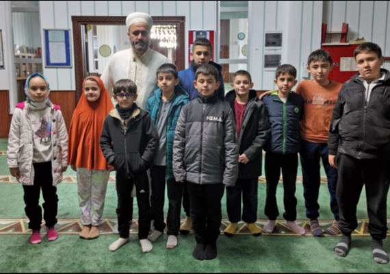 Talas�ta camiler �ocuklar�n ne�esiyle �enleniyor