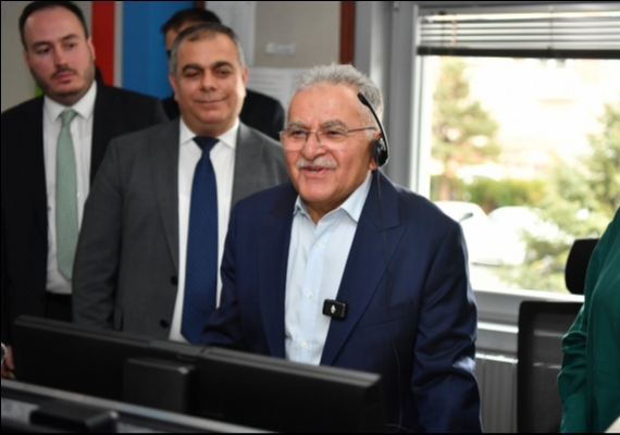 BA�KAN B�Y�KKILI�, KASKݒDEK� 185 �A�RI MERKEZݒNDE TELEFONLARI CEVAPLADI