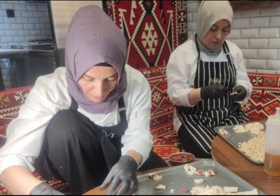 Kayseri�de as�rl�k lezzet tepsi mant�s� iftar sofralar�n� s�sl�yor